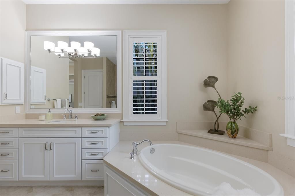 合同活跃: $1,799,000 (4 贝兹, 4 浴室, 3885 平方英尺)