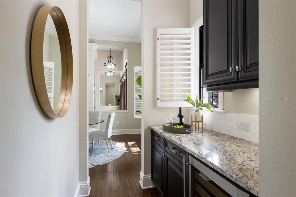 合同活跃: $1,799,000 (4 贝兹, 4 浴室, 3885 平方英尺)