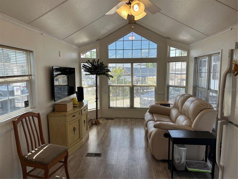 На продажу: $105,000 (1 спален, 1 ванн, 424 Квадратных фут)