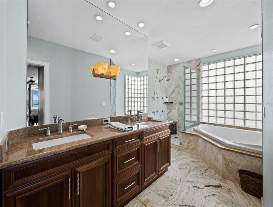 En Venta: $2,150,000 (3 camas, 3 baños, 2365 Pies cuadrados)