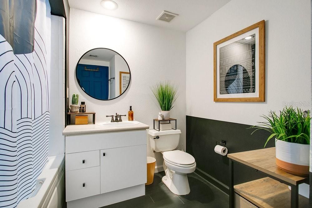 For Sale: $265,000 (1 beds, 1 baths, 771 Square Feet)