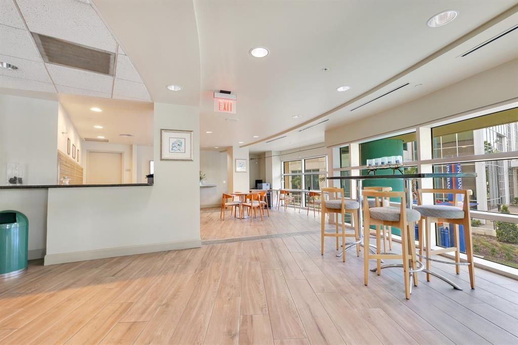 For Sale: $265,000 (1 beds, 1 baths, 771 Square Feet)