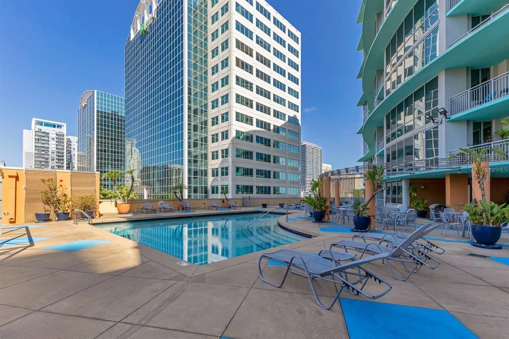 For Sale: $265,000 (1 beds, 1 baths, 771 Square Feet)