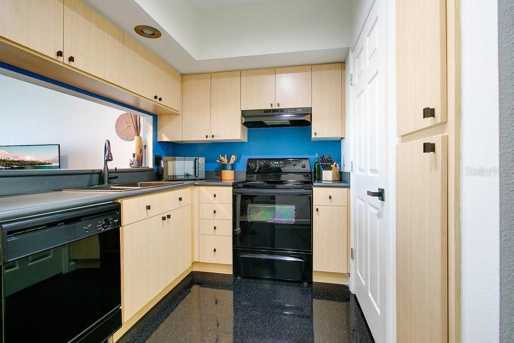 For Sale: $265,000 (1 beds, 1 baths, 771 Square Feet)