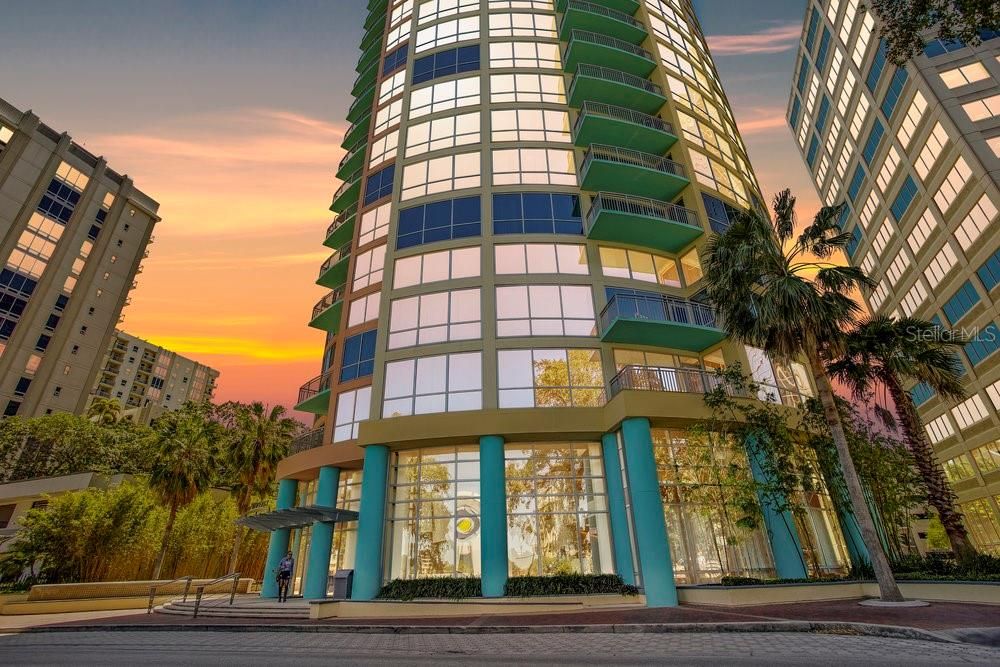 For Sale: $265,000 (1 beds, 1 baths, 771 Square Feet)