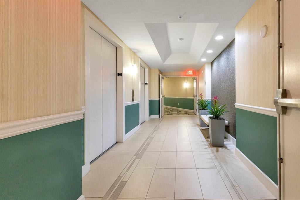 For Sale: $265,000 (1 beds, 1 baths, 771 Square Feet)