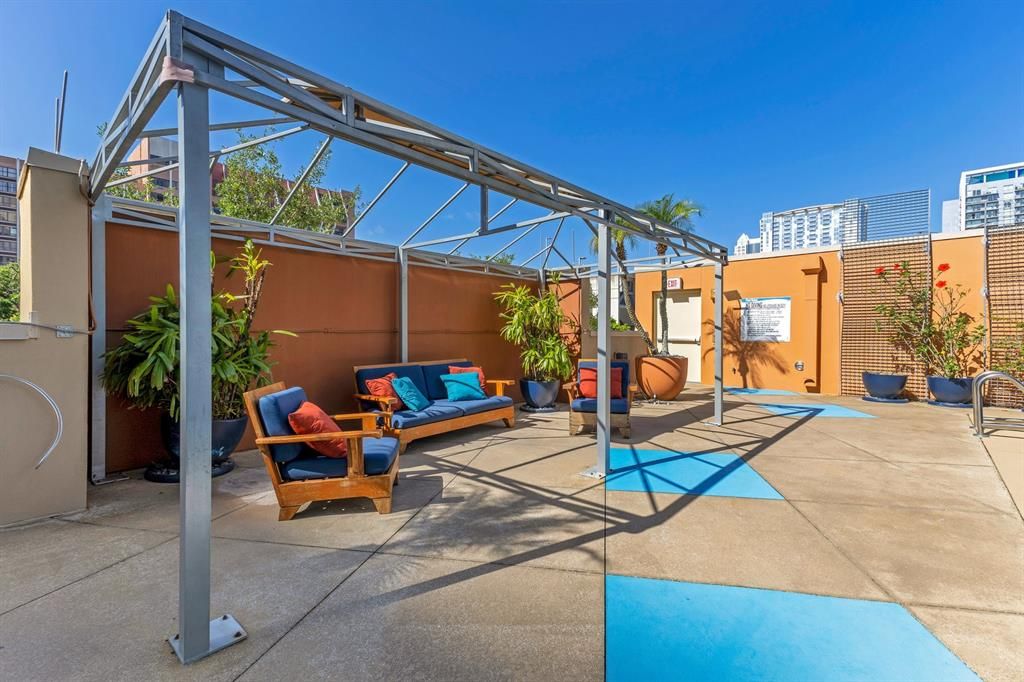 For Sale: $265,000 (1 beds, 1 baths, 771 Square Feet)