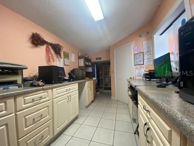 合同活跃: $1,000,000 (0 贝兹, 0 浴室, 2304 平方英尺)