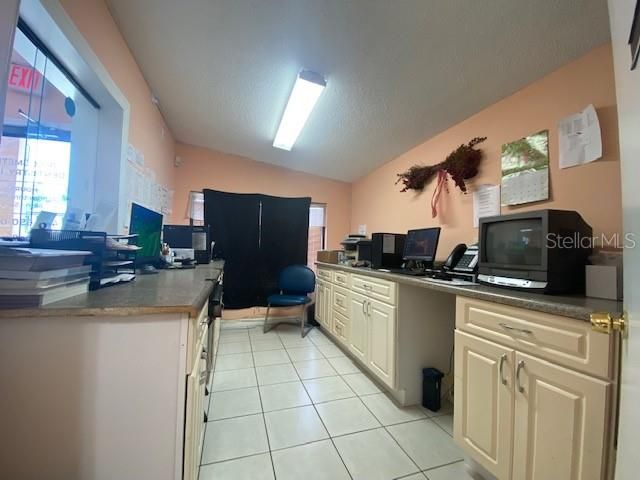 合同活跃: $1,000,000 (0 贝兹, 0 浴室, 2304 平方英尺)