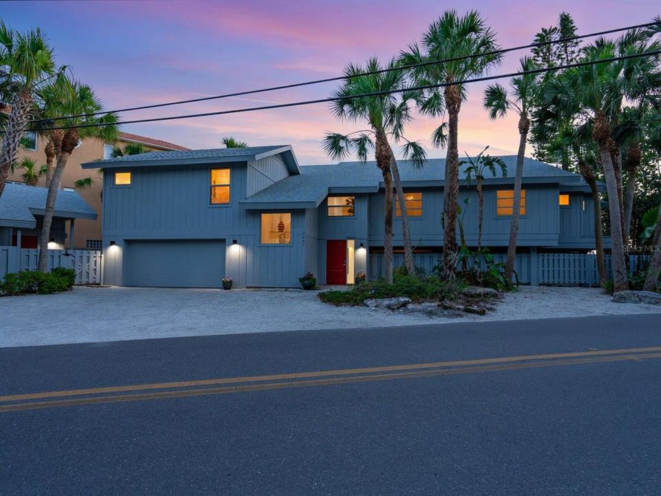 На продажу: $3,995,000 (4 спален, 4 ванн, 3273 Квадратных фут)