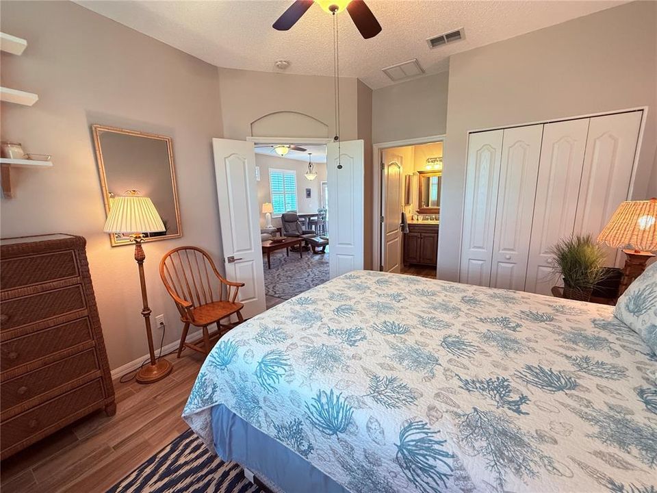 合同活跃: $2,300 (2 贝兹, 2 浴室, 1093 平方英尺)