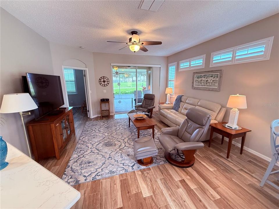 合同活跃: $2,300 (2 贝兹, 2 浴室, 1093 平方英尺)