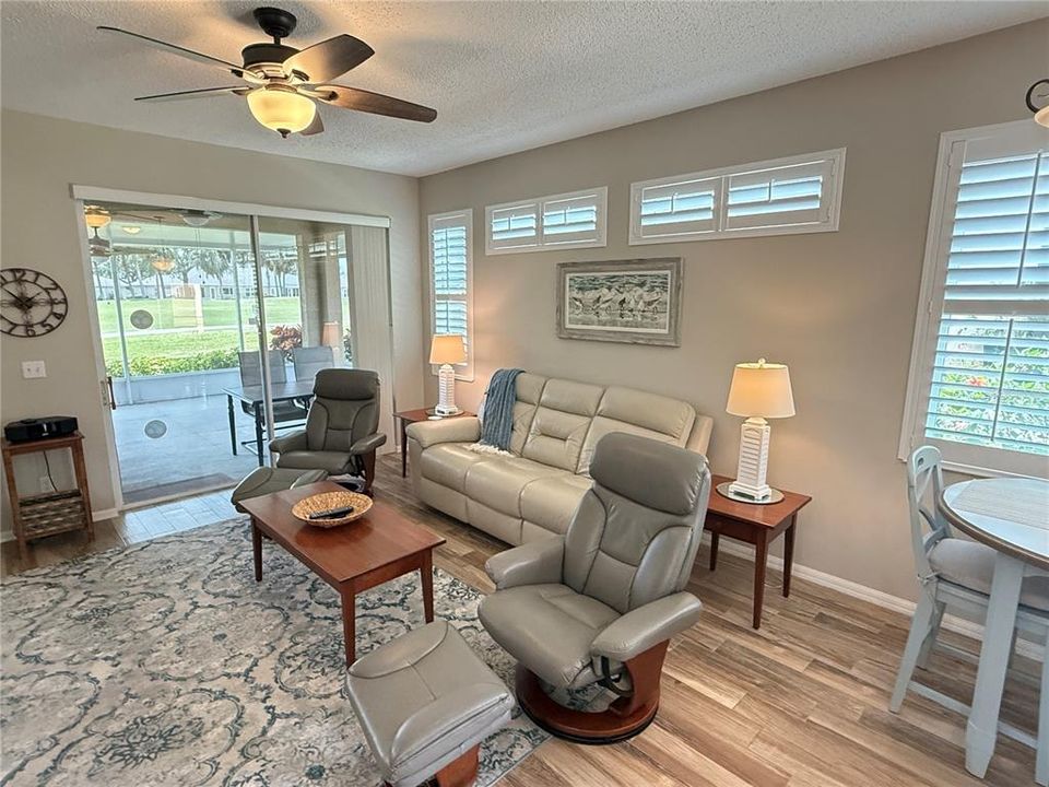 合同活跃: $2,300 (2 贝兹, 2 浴室, 1093 平方英尺)