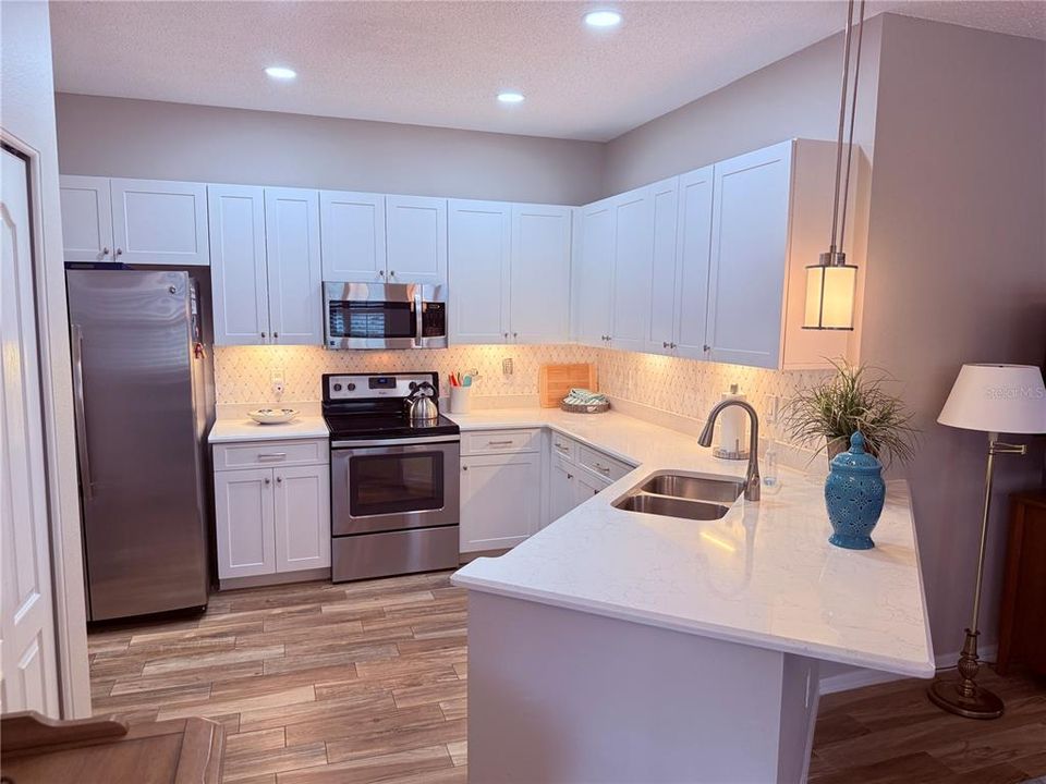 合同活跃: $2,300 (2 贝兹, 2 浴室, 1093 平方英尺)