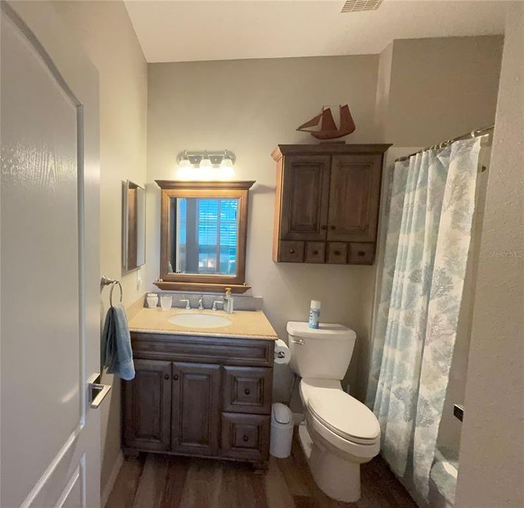 合同活跃: $2,300 (2 贝兹, 2 浴室, 1093 平方英尺)