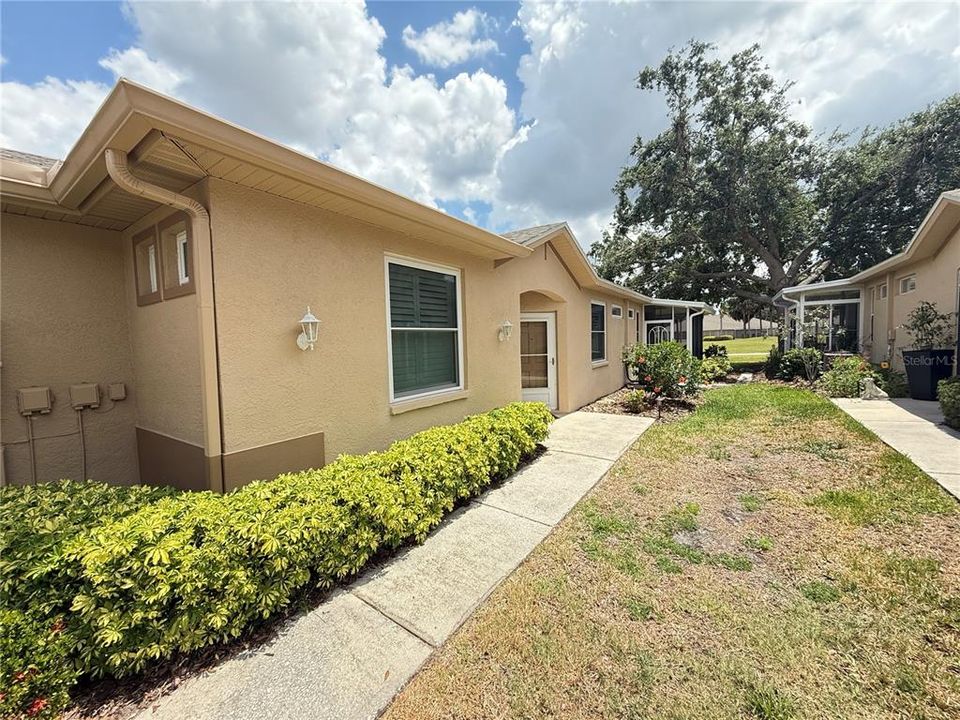 合同活跃: $2,300 (2 贝兹, 2 浴室, 1093 平方英尺)