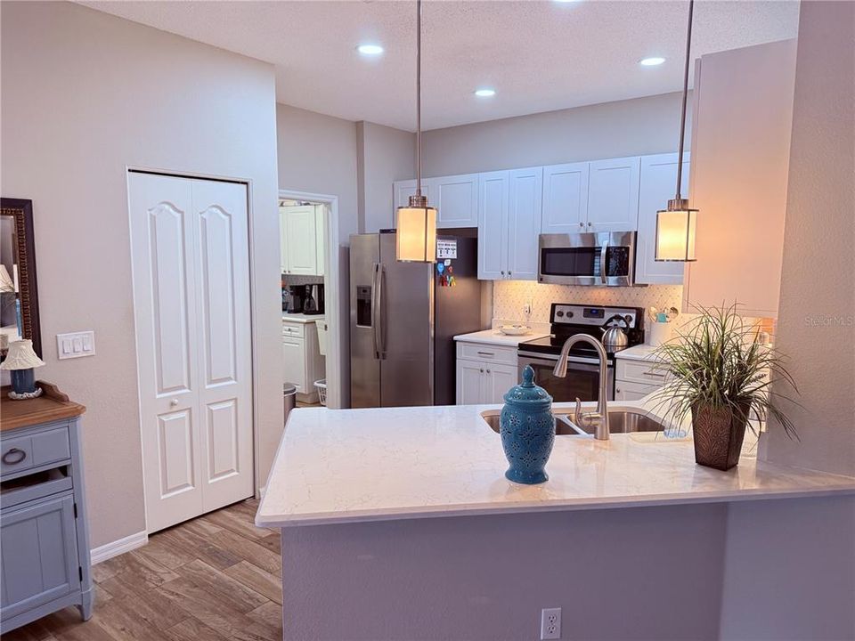 合同活跃: $2,300 (2 贝兹, 2 浴室, 1093 平方英尺)