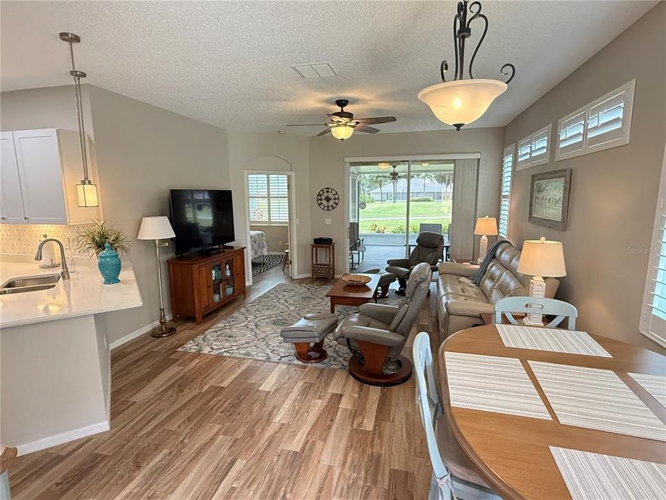 合同活跃: $2,300 (2 贝兹, 2 浴室, 1093 平方英尺)