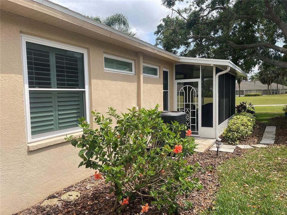 合同活跃: $2,300 (2 贝兹, 2 浴室, 1093 平方英尺)