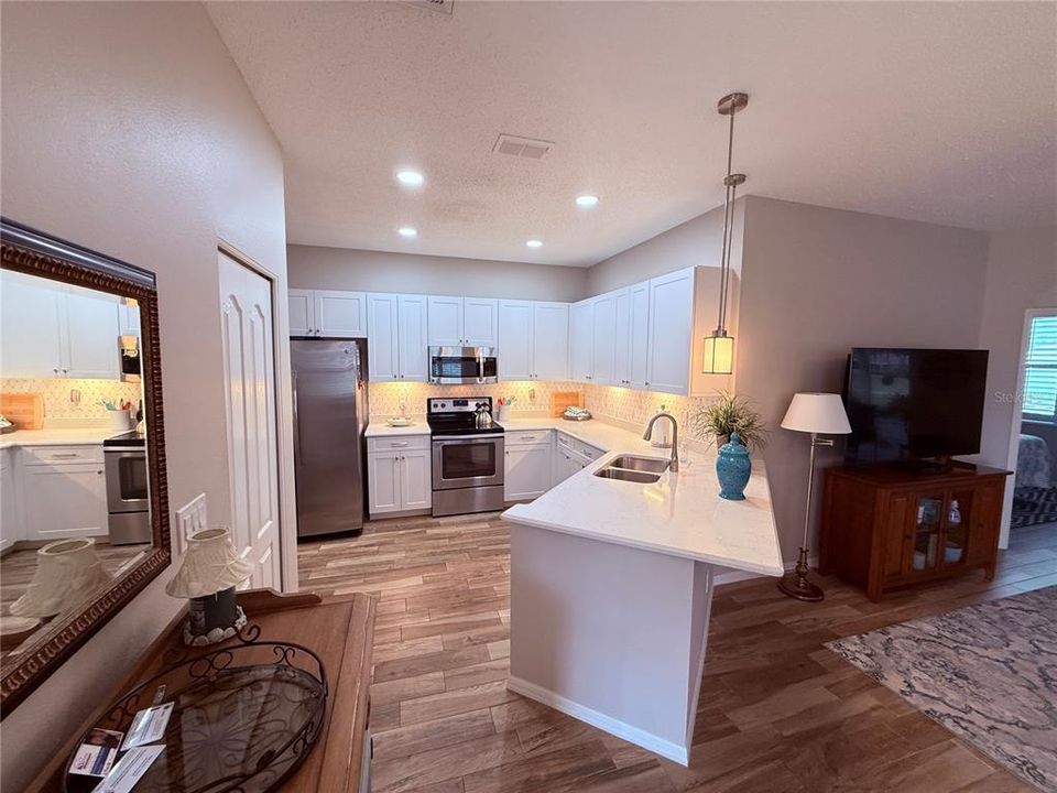 合同活跃: $2,300 (2 贝兹, 2 浴室, 1093 平方英尺)