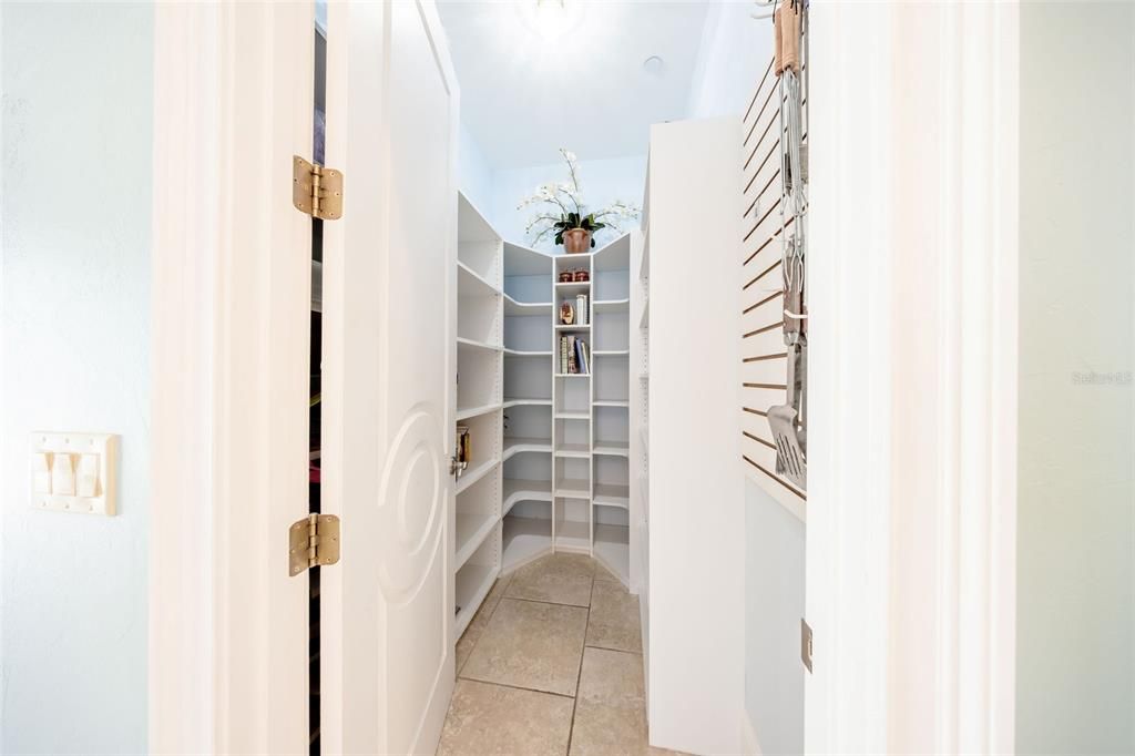 合同活跃: $2,170,000 (4 贝兹, 4 浴室, 5009 平方英尺)