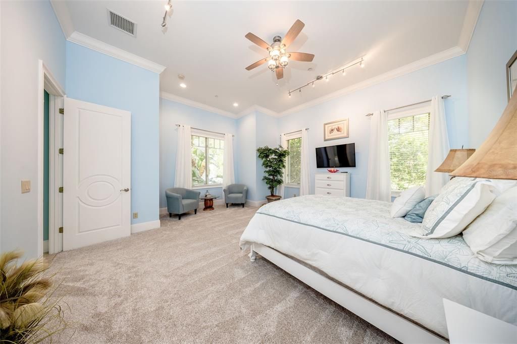 合同活跃: $2,170,000 (4 贝兹, 4 浴室, 5009 平方英尺)