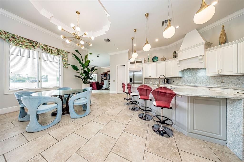 合同活跃: $2,170,000 (4 贝兹, 4 浴室, 5009 平方英尺)