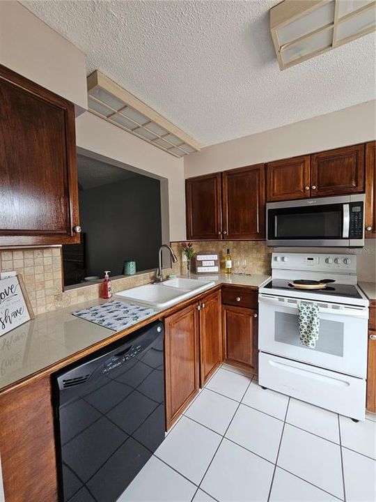 En Venta: $159,900 (2 camas, 2 baños, 805 Pies cuadrados)