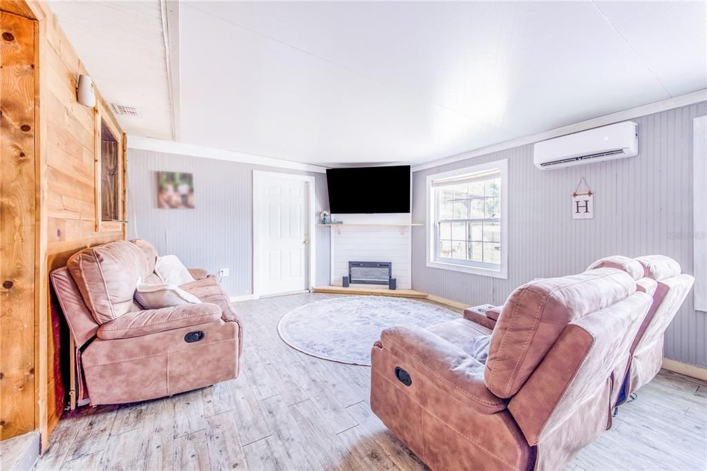 For Sale: $305,000 (4 beds, 2 baths, 1606 Square Feet)