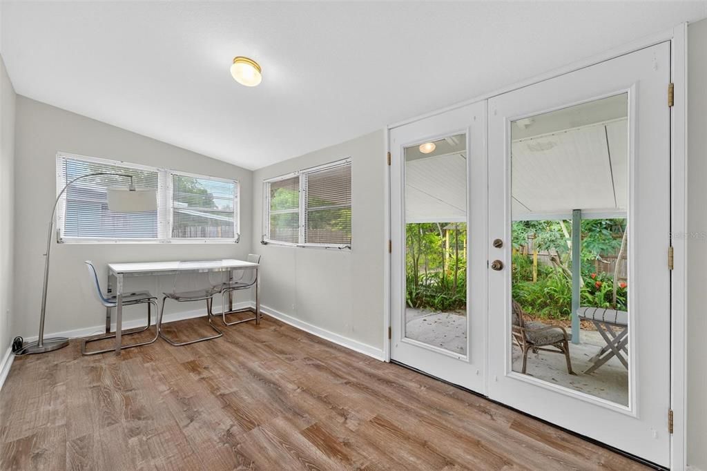 На продажу: $219,000 (2 спален, 1 ванн, 1008 Квадратных фут)