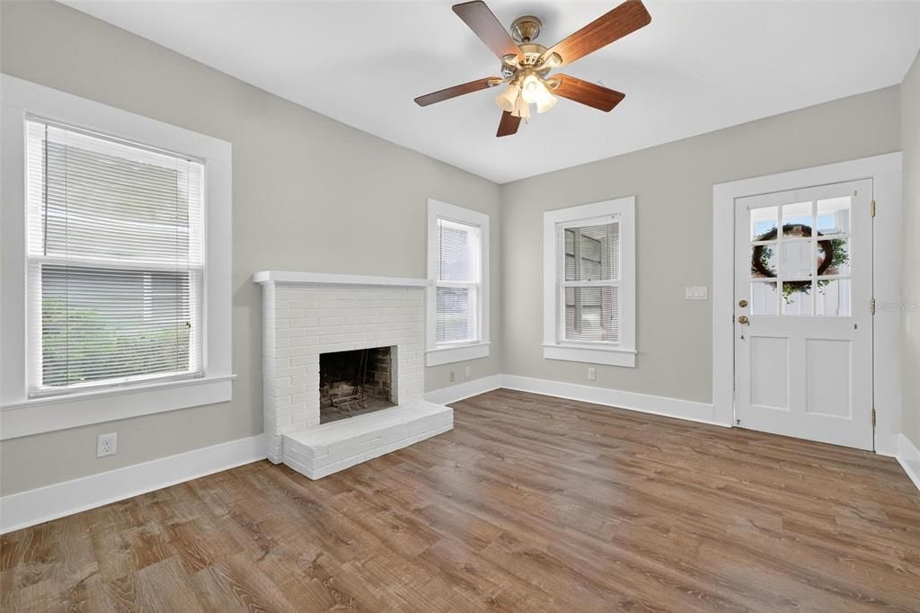 На продажу: $219,000 (2 спален, 1 ванн, 1008 Квадратных фут)