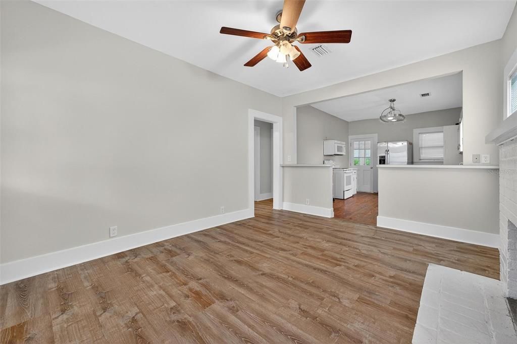 На продажу: $219,000 (2 спален, 1 ванн, 1008 Квадратных фут)