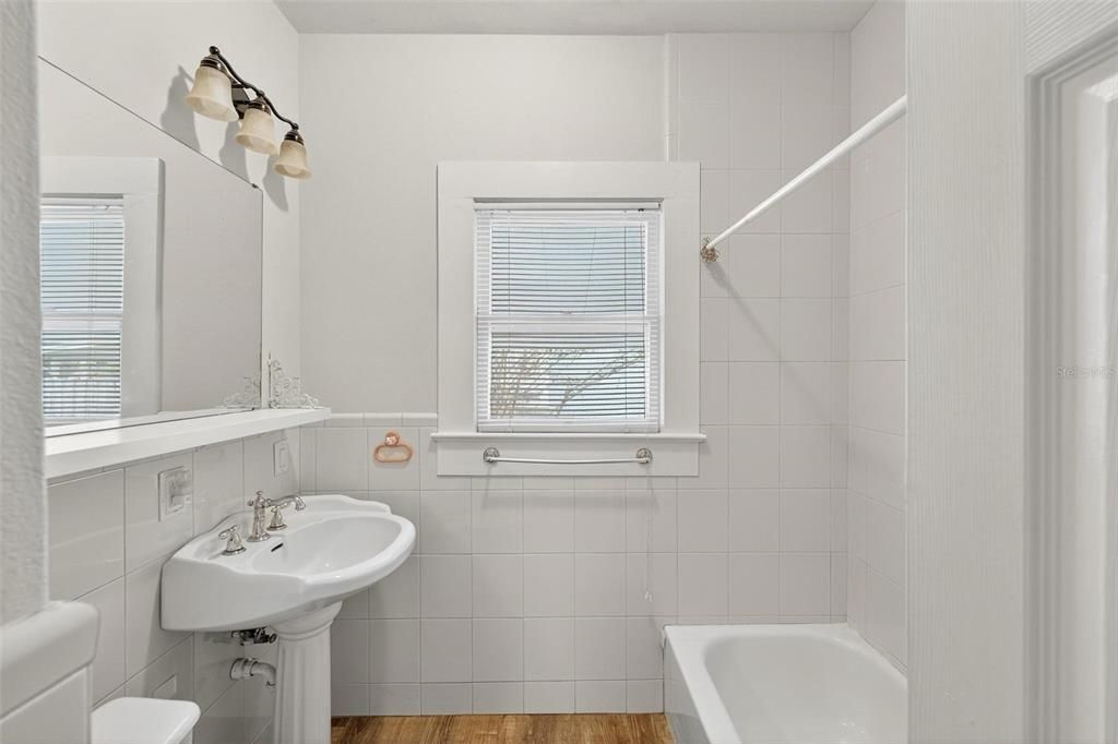 На продажу: $219,000 (2 спален, 1 ванн, 1008 Квадратных фут)