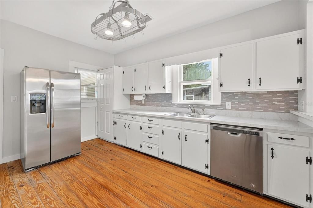 На продажу: $219,000 (2 спален, 1 ванн, 1008 Квадратных фут)