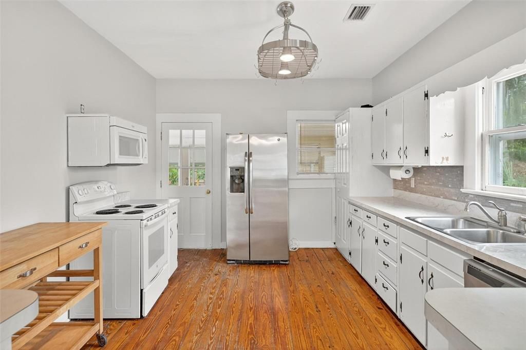 На продажу: $219,000 (2 спален, 1 ванн, 1008 Квадратных фут)