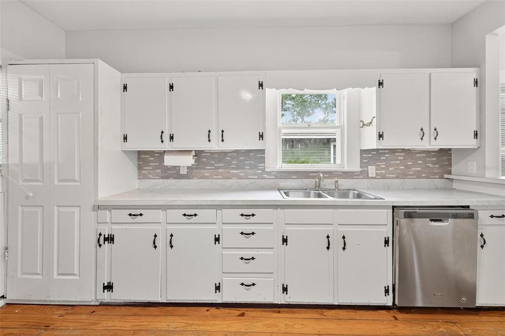 На продажу: $219,000 (2 спален, 1 ванн, 1008 Квадратных фут)