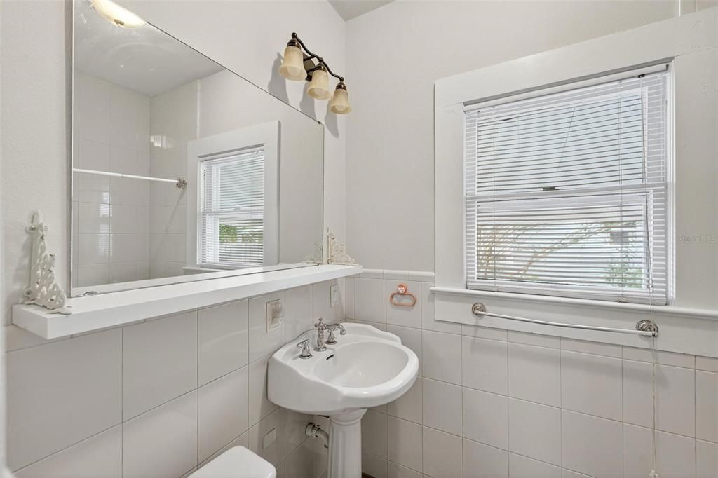 На продажу: $219,000 (2 спален, 1 ванн, 1008 Квадратных фут)