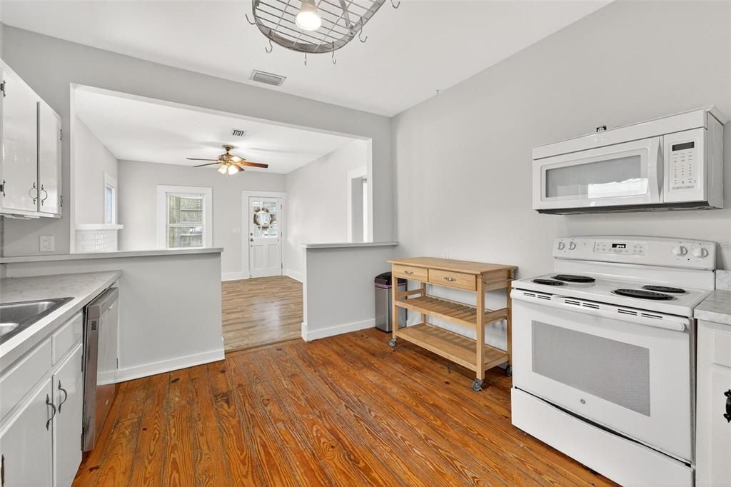 На продажу: $219,000 (2 спален, 1 ванн, 1008 Квадратных фут)