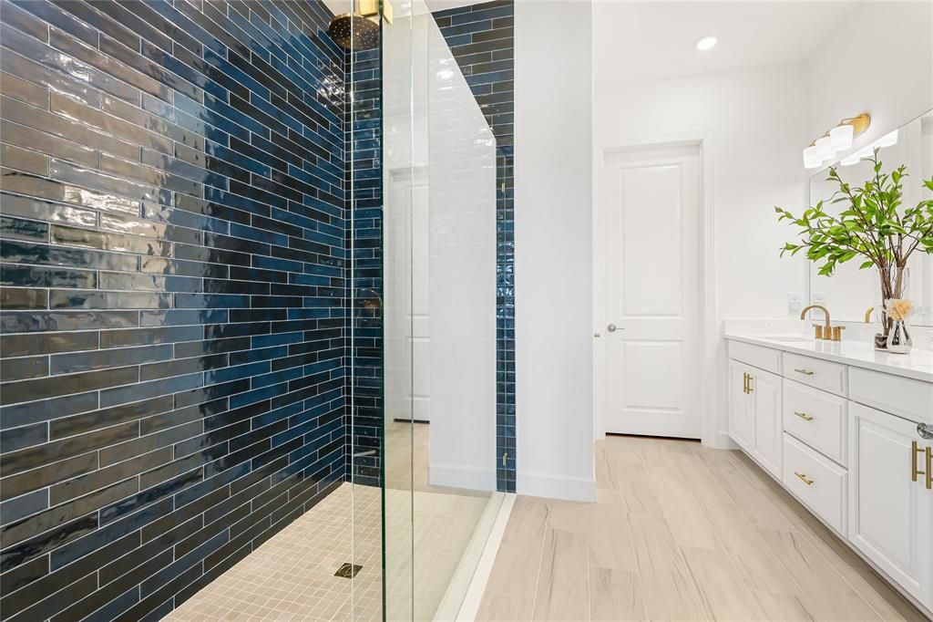 Под контрактом: $1,290,000 (3 спален, 3 ванн, 2433 Квадратных фут)