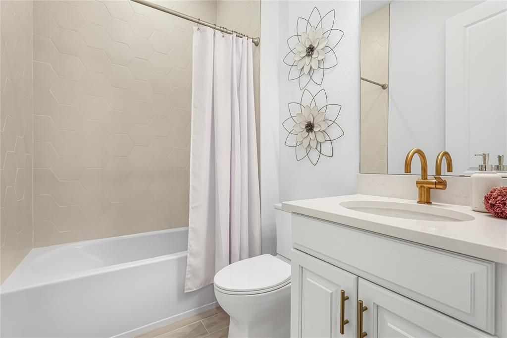 Под контрактом: $1,290,000 (3 спален, 3 ванн, 2433 Квадратных фут)