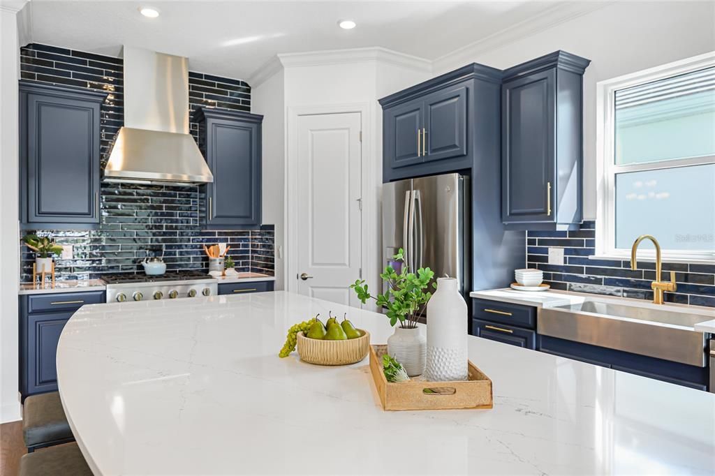 Под контрактом: $1,290,000 (3 спален, 3 ванн, 2433 Квадратных фут)