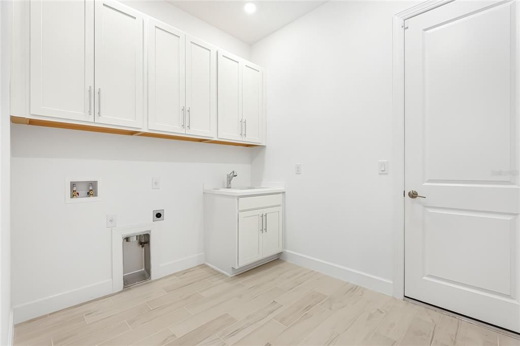 Под контрактом: $1,290,000 (3 спален, 3 ванн, 2433 Квадратных фут)