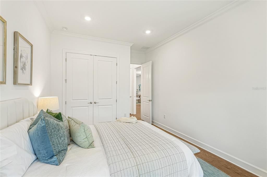 Под контрактом: $1,290,000 (3 спален, 3 ванн, 2433 Квадратных фут)