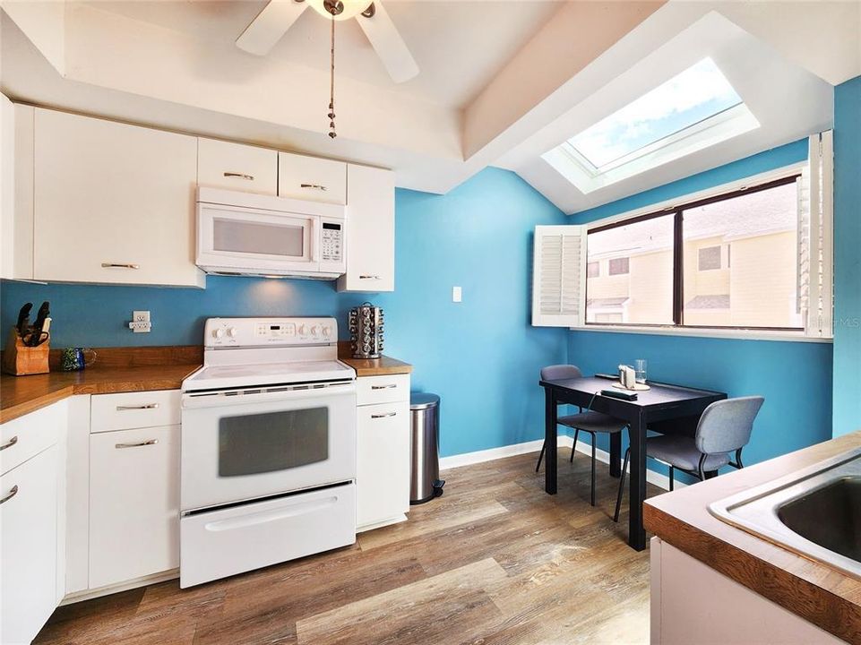 На продажу: $239,000 (2 спален, 1 ванн, 1170 Квадратных фут)