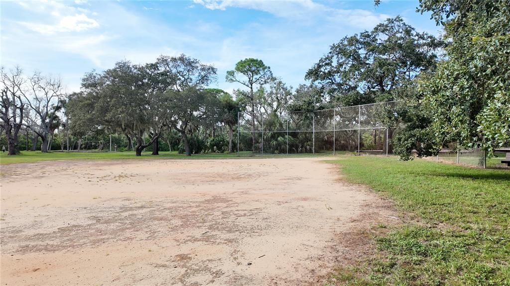 На продажу: $239,000 (2 спален, 1 ванн, 1170 Квадратных фут)