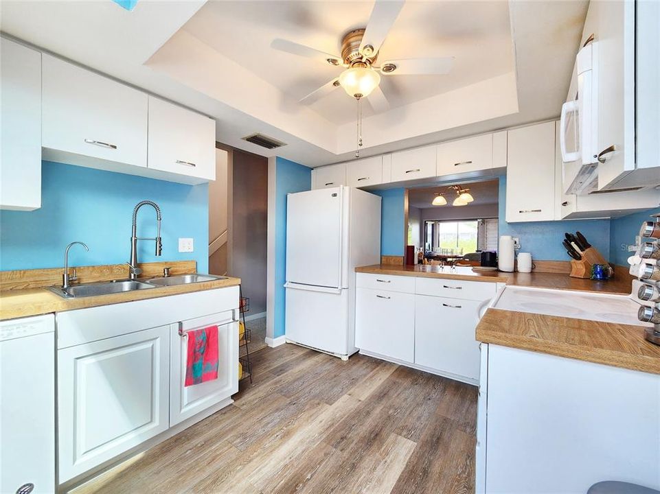 На продажу: $239,000 (2 спален, 1 ванн, 1170 Квадратных фут)