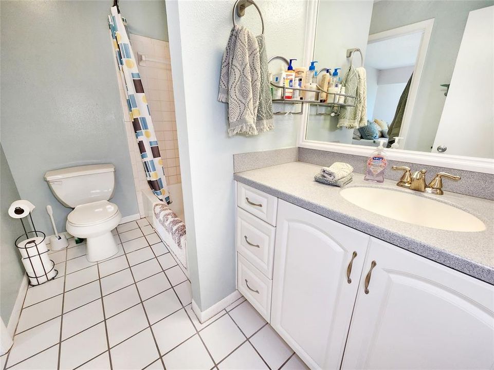 На продажу: $239,000 (2 спален, 1 ванн, 1170 Квадратных фут)