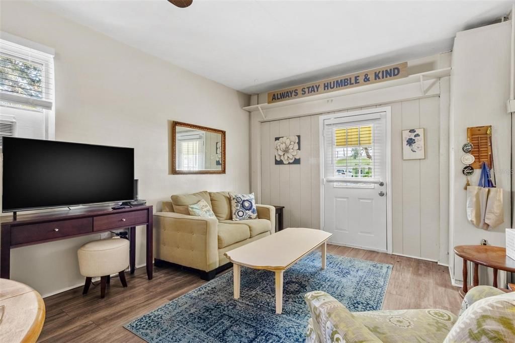 For Rent: $2,500 (2 beds, 1 baths, 876 Square Feet)