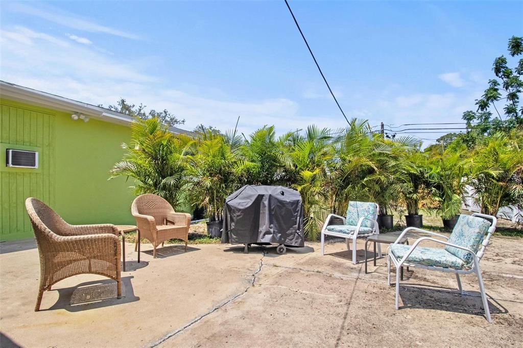 For Rent: $2,500 (2 beds, 1 baths, 876 Square Feet)