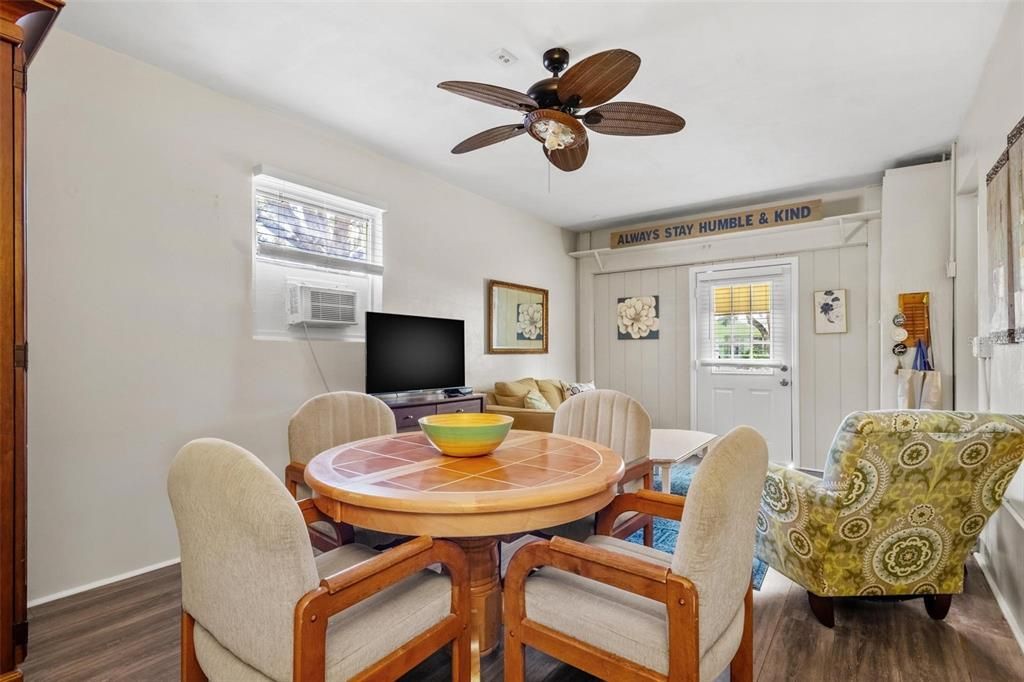 For Rent: $2,500 (2 beds, 1 baths, 876 Square Feet)